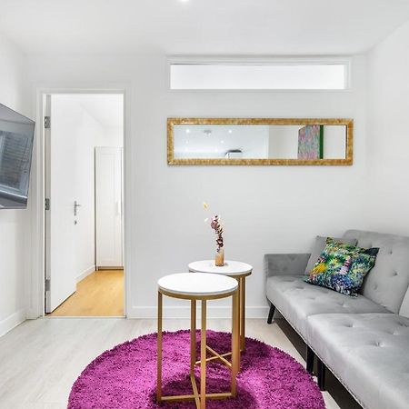 Modern Two Bed Apt With Free Gated Parking Space Apartment London Bagian luar foto