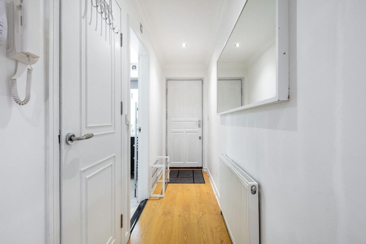 Modern Two Bed Apt With Free Gated Parking Space Apartment London Bagian luar foto