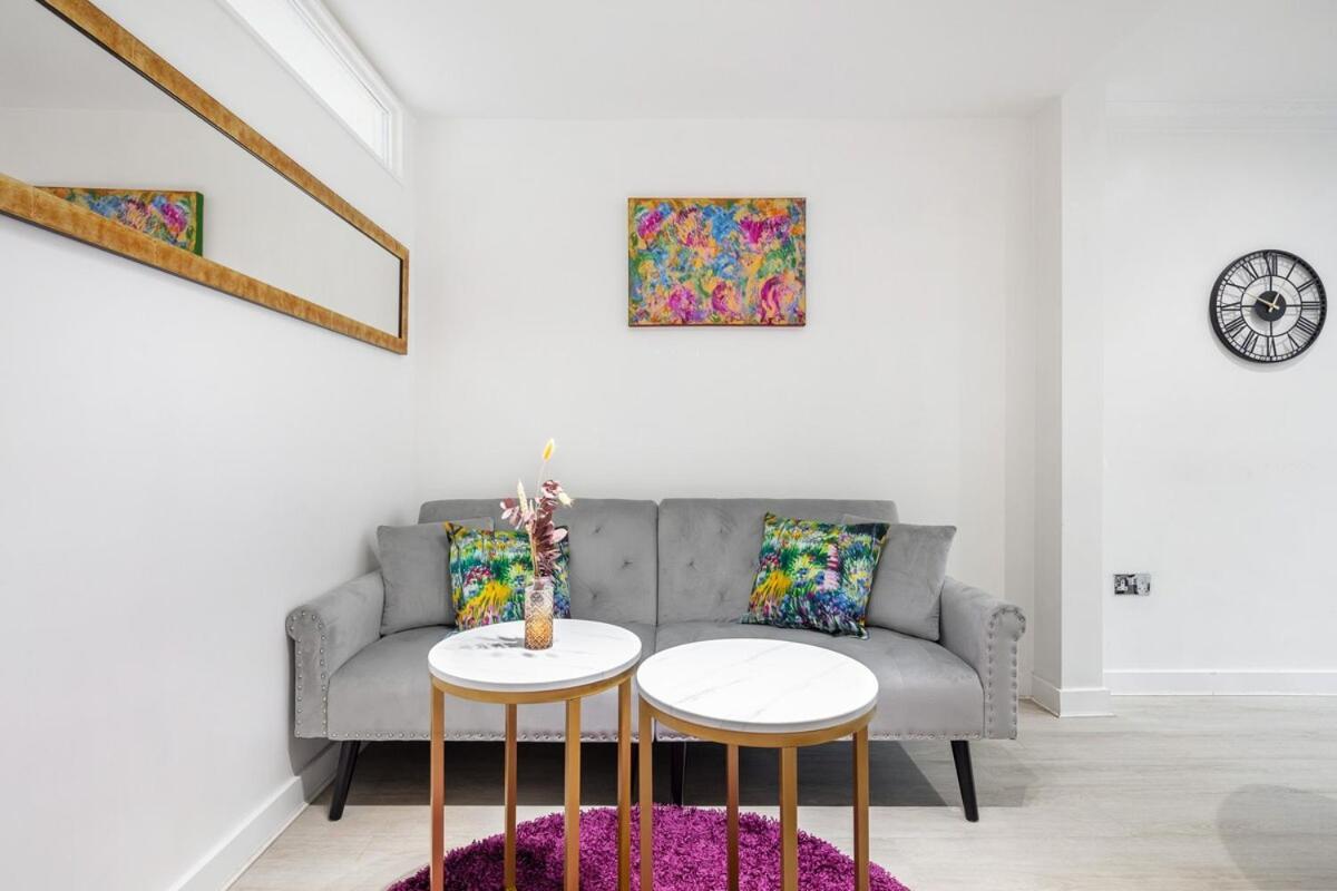 Modern Two Bed Apt With Free Gated Parking Space Apartment London Bagian luar foto