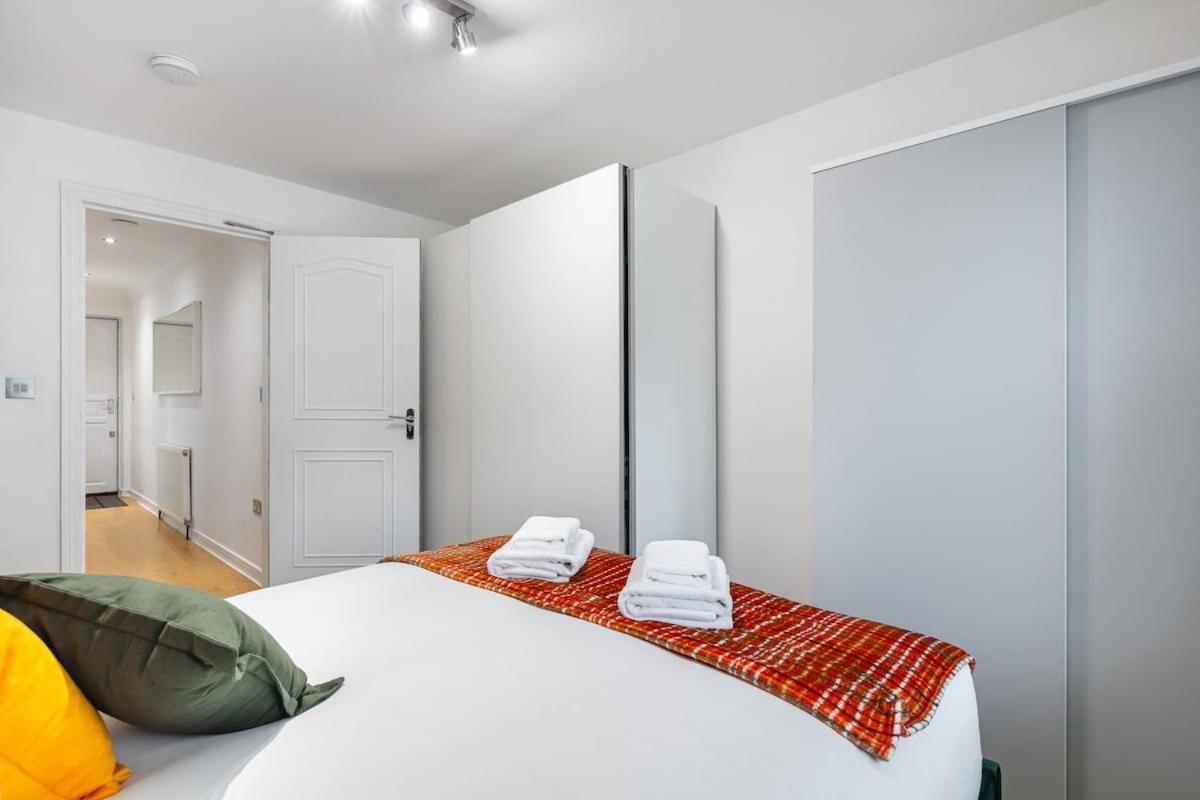 Modern Two Bed Apt With Free Gated Parking Space Apartment London Bagian luar foto