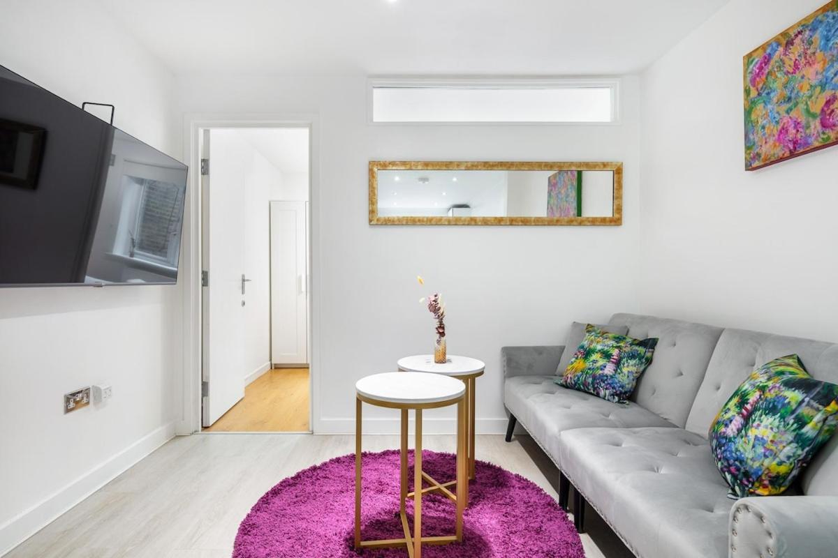 Modern Two Bed Apt With Free Gated Parking Space Apartment London Bagian luar foto